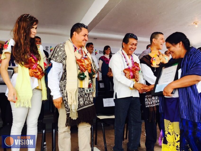 Con éxito se festeja el Día del Artesano Michoacano en Angahuán