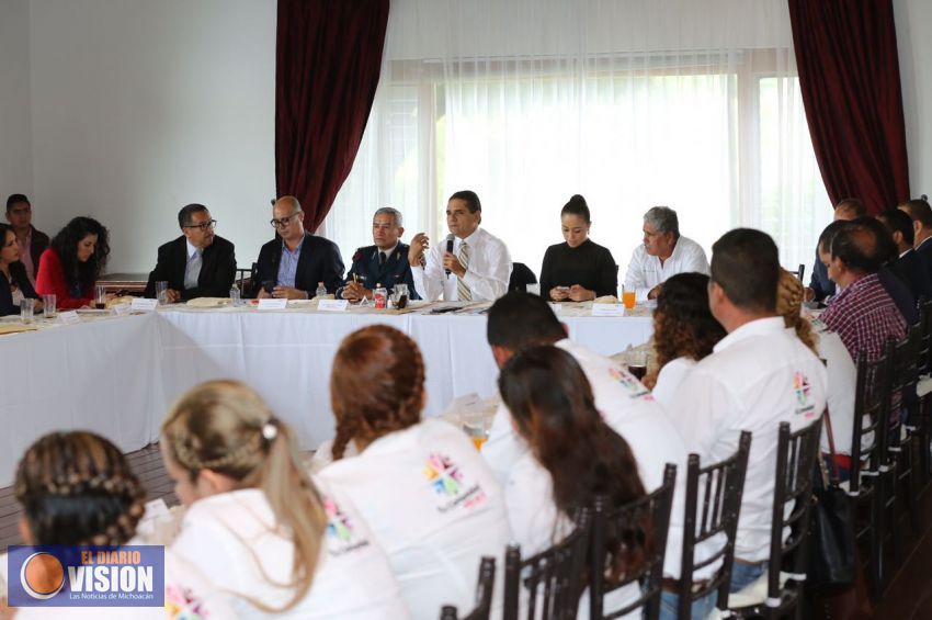 Convive Gobernador con Comité Ciudadano de Cenobio Moreno en Casa de Gobierno