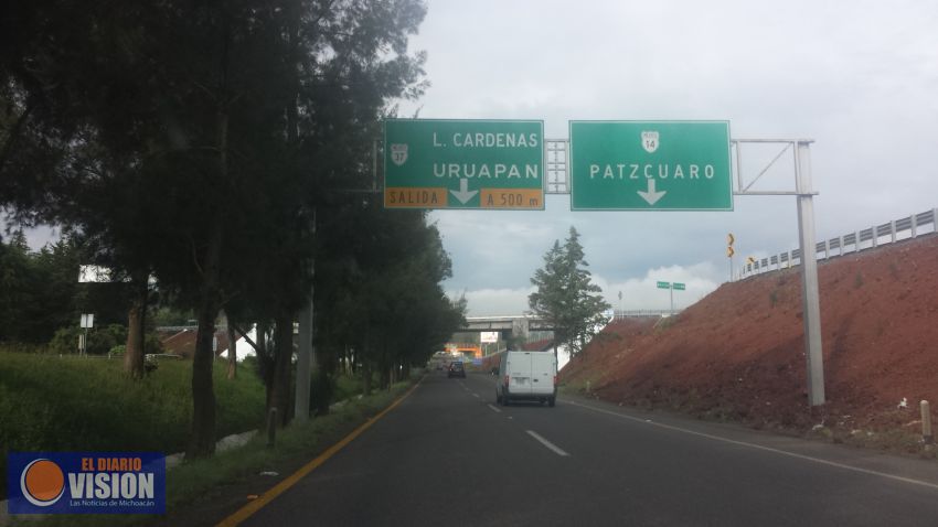 Normalistas ahora queman camioneta en la Morelia-Pátzcuaro
