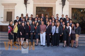Estudiantes de derecho desempeñan labores legislativas por un día
