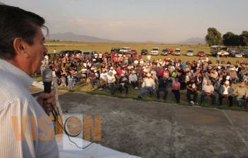 Enrique Bautista Villegas al reunirse con militantes del PRD de la region lacustre