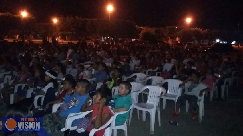 Habitantes de Pinzándaro, Buenavista, disfrutaron Cine bajo las estrellas  