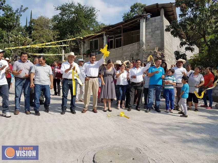 Inauguran calle pavimentada en comunidad del municipio de Jungapeo
