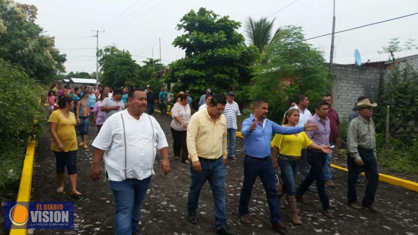 Cortan listón en la rehabilitación de calle en tenencia de Parácuaro