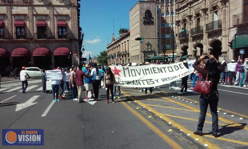 Movimiento de aspirantes y rechazados marchan sobre avenida Madero.
