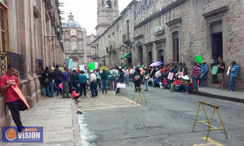 Antorchistas se manifiestan en Palacio de Gobierno.