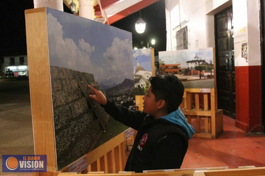 Realizan exposición fotográfica de Michoacán en la plaza de Paracho