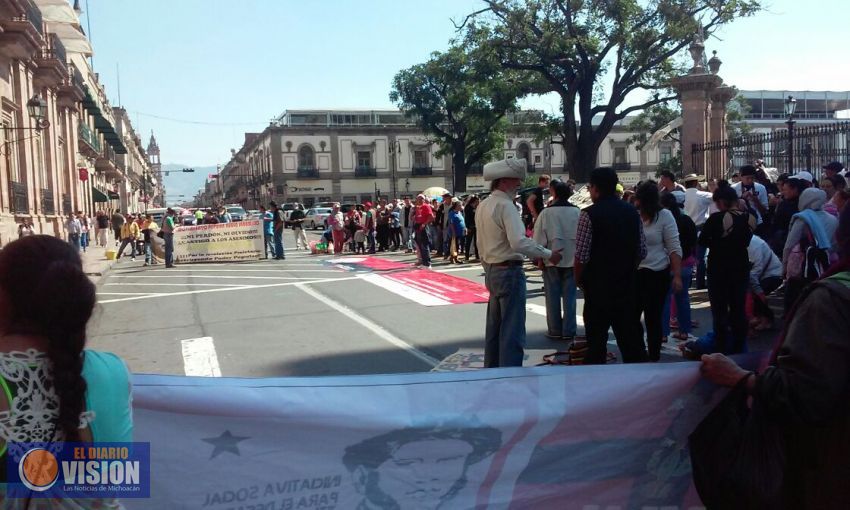 Habitantes de la Col. Ampliación Clara Córdova bloquean Palacio de Gobierno.