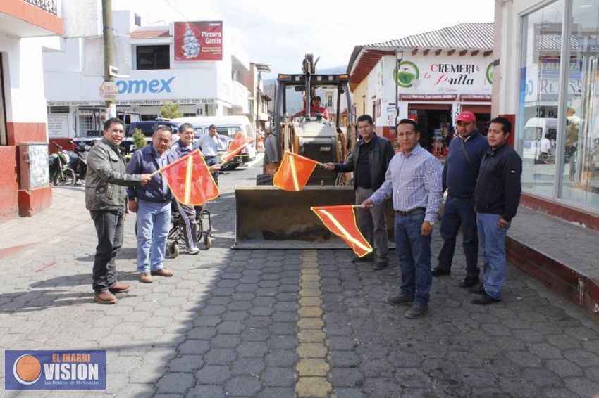 Dan seguimiento a la reconstrucción de calles en el Centro de Paracho