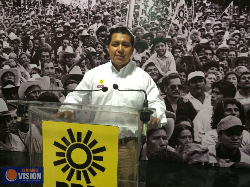 Zambrano traicionó al PRD, carece de autoridad moral para venir a Michoacán: Apolinar Josafat
