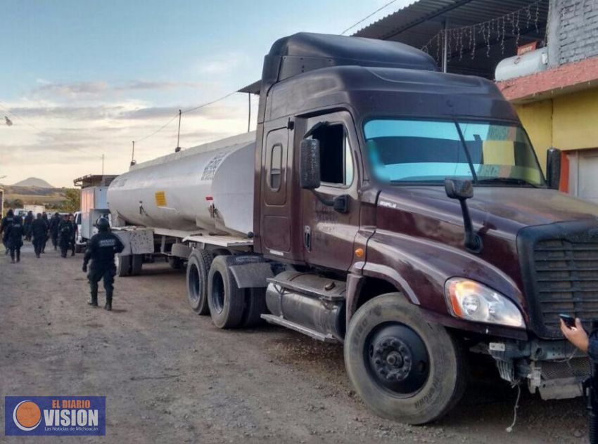 SSP y Sedena aseguran pipa con combustible, vehículos y armas en Los Reyes