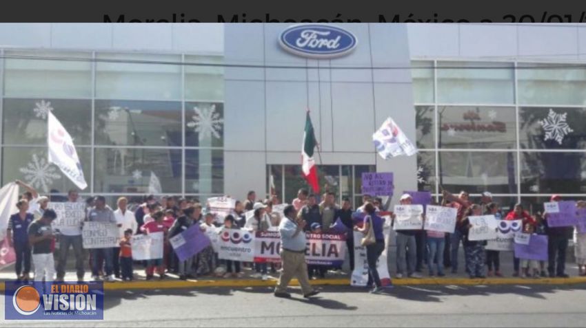  Protestan en distribuidora Ford, para repudiar discurso de Donald Trump