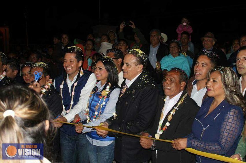 Remodelan plaza en Cuanajo, asiste diputada Araceli Saucedo