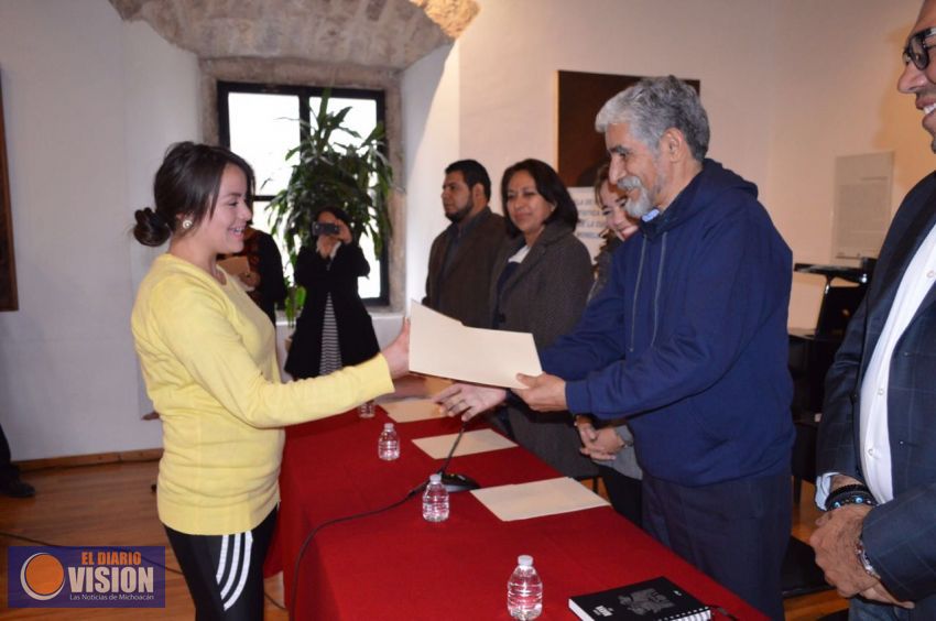 Secum entrega becas académicas de Escuela de Iniciación Artística Asociada de Morelia
