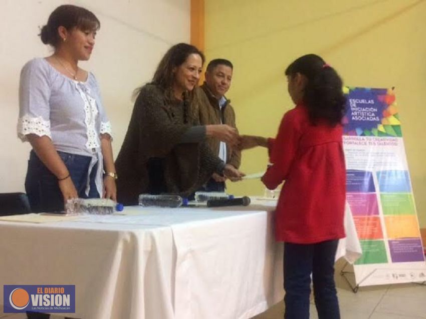 Secum entrega becas académicas a niños de Uruapan, Zitácuaro y Angamacutiro
