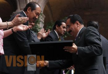 Reconocen labor de académicos en el CCXI Aniversario de Estudios de Derecho en Michoacán 
