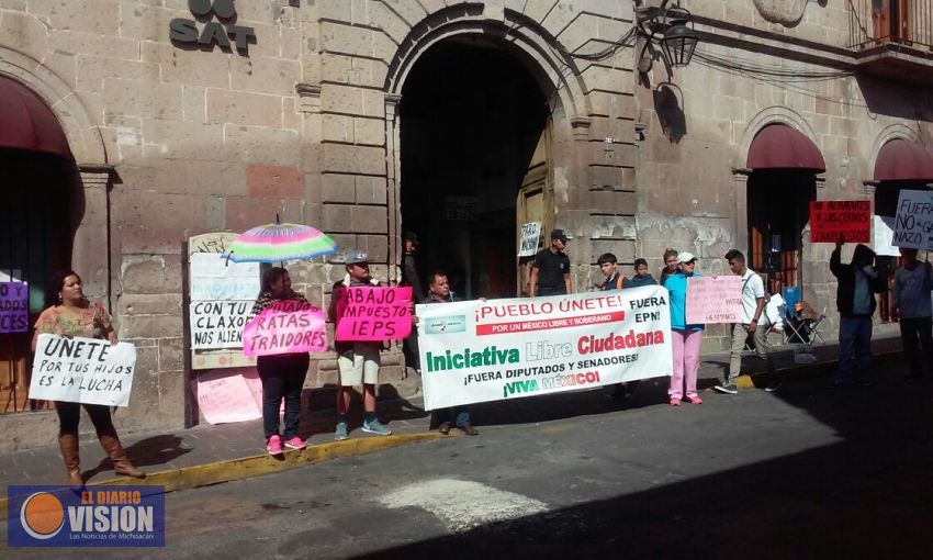 Continúa protesta ciudadana en oficinas del SAT en Morelia.