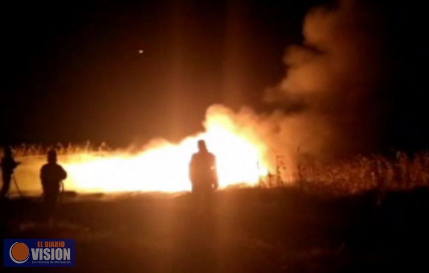 Incendio en Cuitzeo, camioneta doble rodado convertida a cenizas
