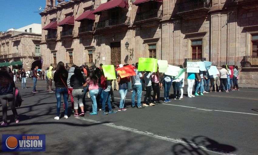 Estudiantes solicitan la reapertura de Telebachilleratos y bloquean avenida Madero