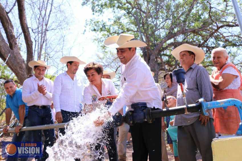 Dota Elías Ibarra del servicio de agua potable en la comunidad de Arúa