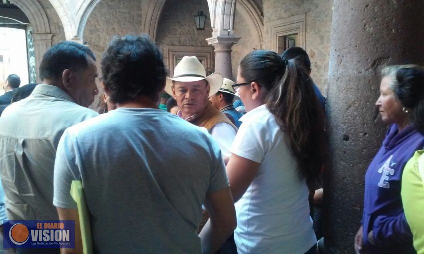 Salvador Arvizu atiende peticiones de la ciudadanía en el Ayuntamiento