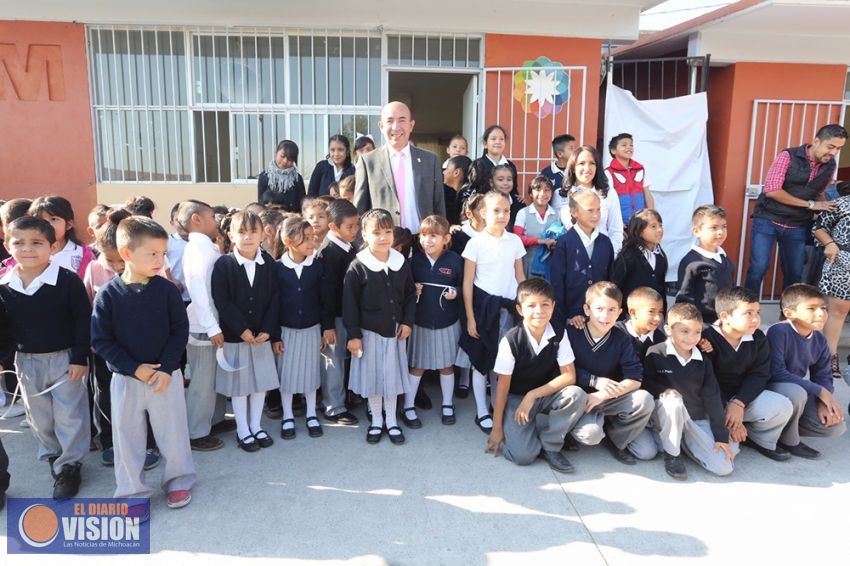 Avanza sustitución de aulas de palitos por escuelas dignas en Michoacán 