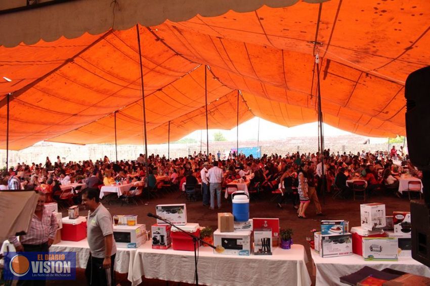 Ayuntamiento de Tarímbaro festeja a los docentes en su día 
