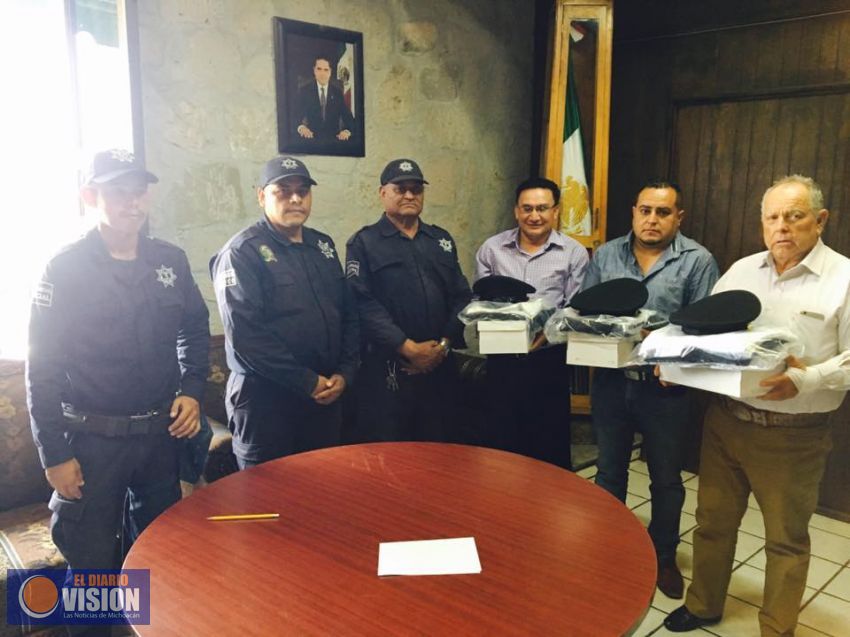 Baltazar Gaona entrega uniformes a elementos de Seguridad Pública 