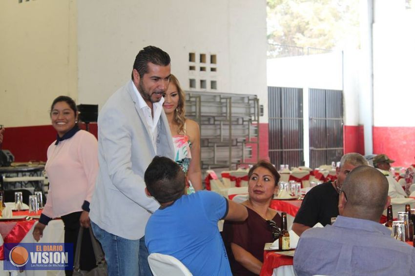 Presidente de Erongarícuaro festejó a los profesores en su día 