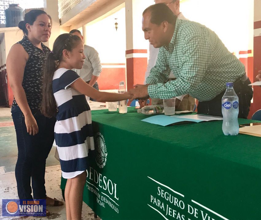 Sedesol entrega becas del Seguro de Vida para Jefas de Familia en La Huacana