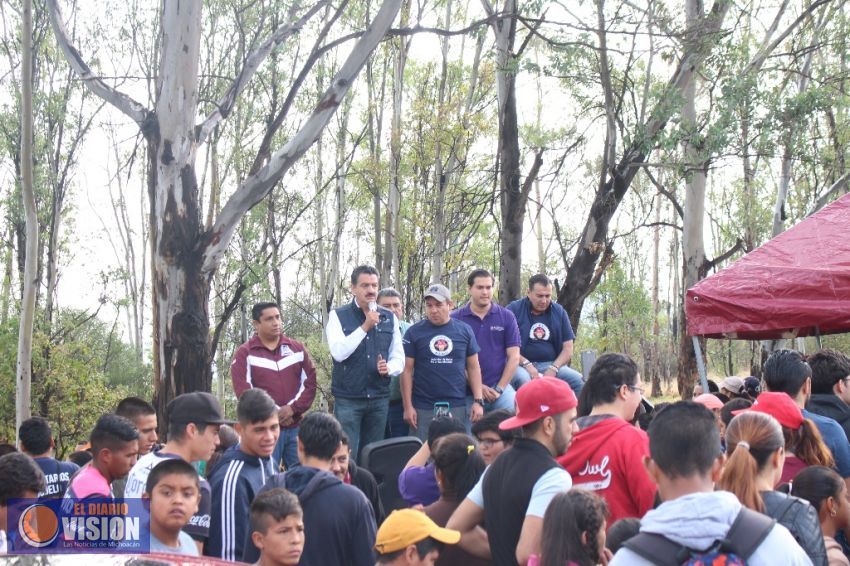 Cientos de ciudadanos acudieron a reforestar la Loma de Santa María 