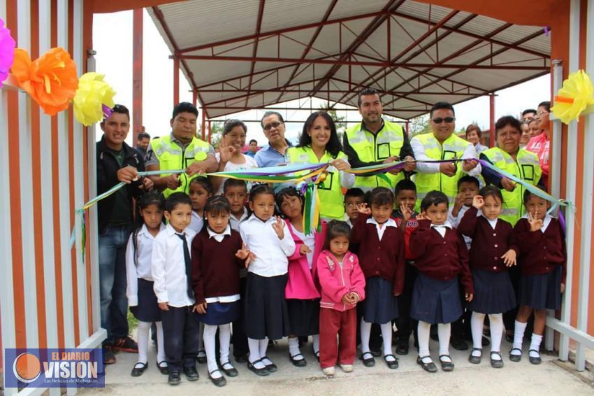 Inaugura Alcalde de Erongarícuaro el bardeado del Jardín de Niños "Erendira"