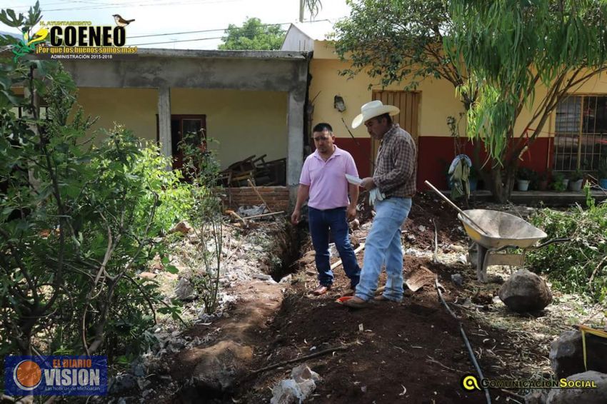 Comienzan trabajos de rehabilitación del muro perimetral en primaria de una comunidad de Coeneo