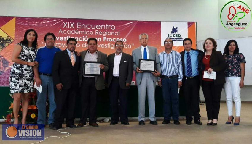 IMCED entrega reconocimiento al Presidente municipal de Angangueo  