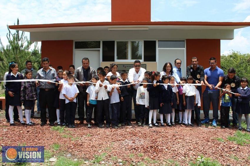 Inaugura alcalde de Erongarícuaro obra en escuela primaria 