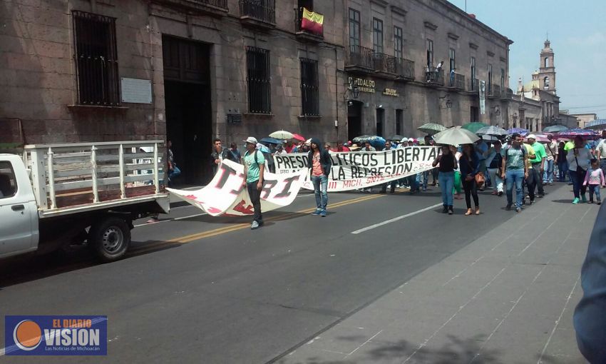 En repudio a la represión, CNTE y Normalistas marchan en Morelia