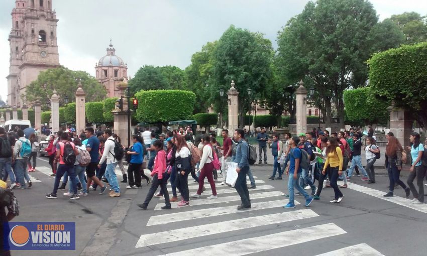 CNTE toma oficinas del SAT y marcha en Morelia