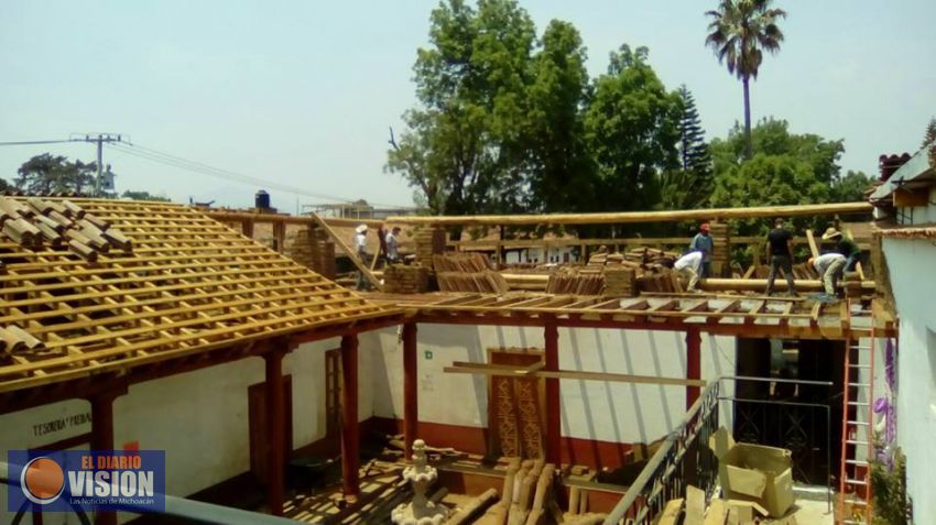 Ayuntamiento de Erongarícuaro rehabilita techo de las instalaciones municipales
