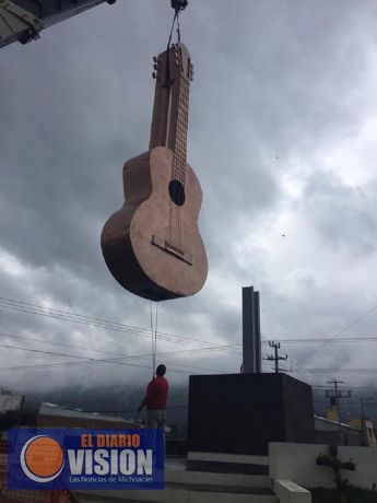 Colocan guitarra monumental en Paracho