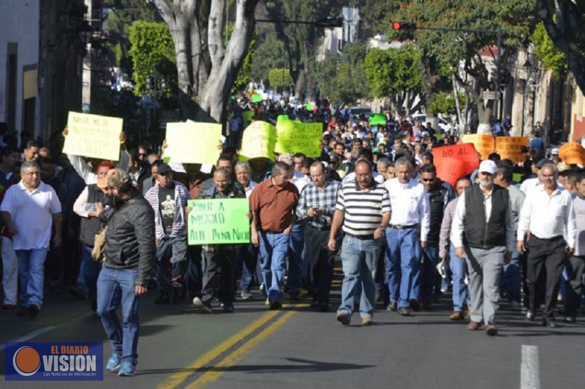 Transportistas retan a que los UBER no pasarán en Michoacán 