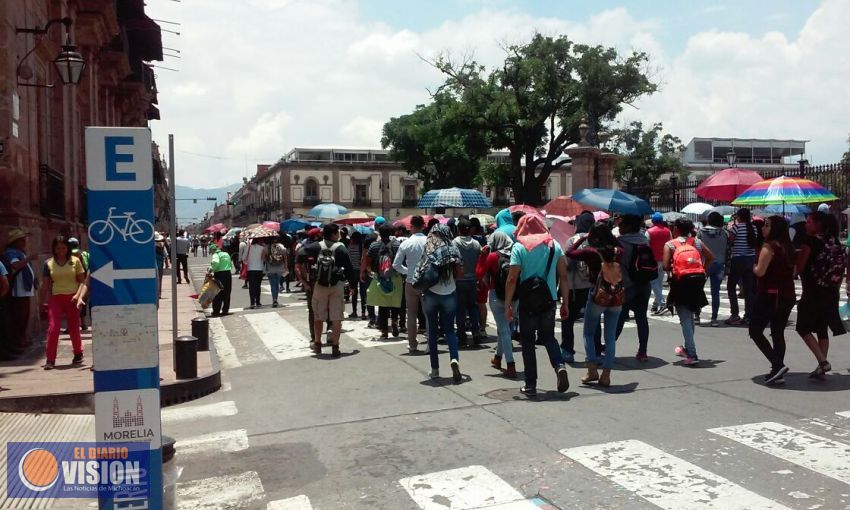 Normalistas Arriban al Centro Historico de Morelia