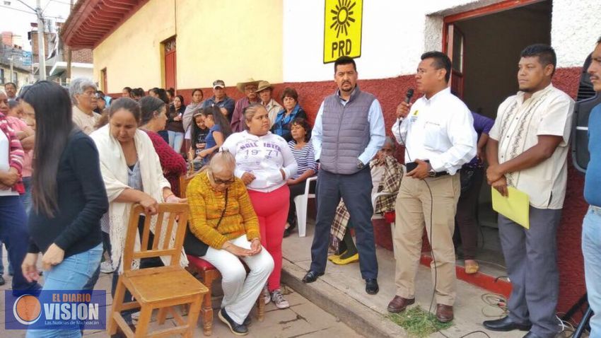 Carlos Torres Piña, líder del PRD, sigue recorriendo municipios