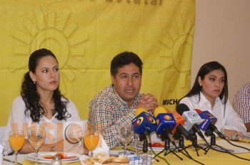 Jesús Zambrano el viernes de visita en Michoacán