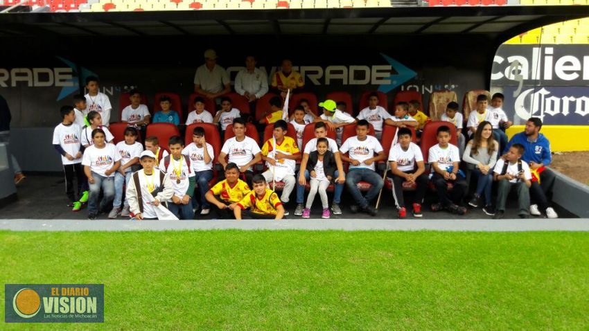 Conviven 60 niños de Tingüindín con jugadores del equipo Monarcas