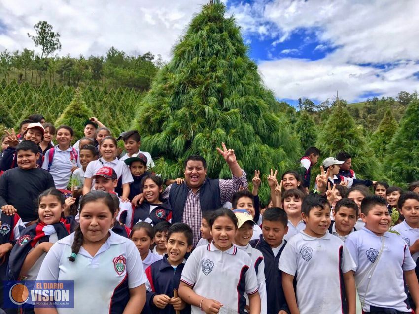 Juan Pablo planta árboles con niños de la Primaria "Benito Juárez"