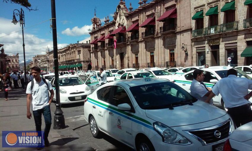 Taxistas bloquean Centro Histórico de Morelia ante llegada de UBER 