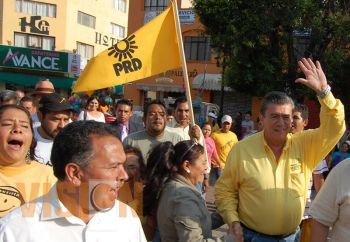 Dos mil personas en Zitácuaro en apoyo a Enrique Bautista