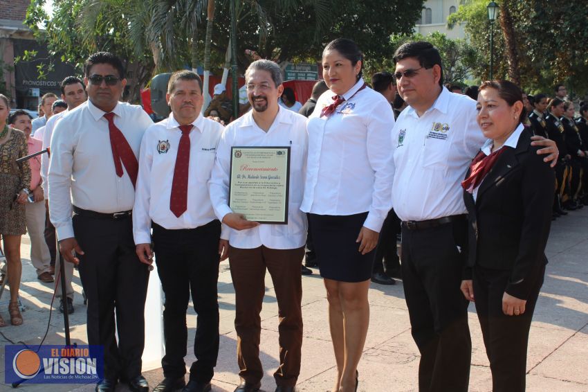 Condecora el Ayuntamiento de Apatzingán a UMSNH por su Centenario