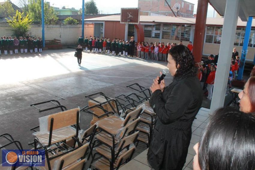 Realizan entrega de mobiliario a escuela de Paracho