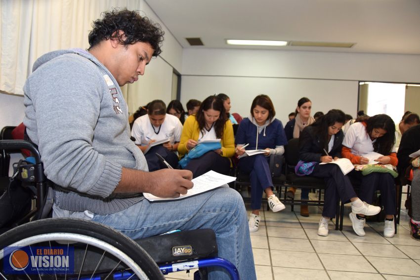 Por cerrar la convocatoria para el Premio Estatal al Mérito para Personas con Discapacidad 2017
